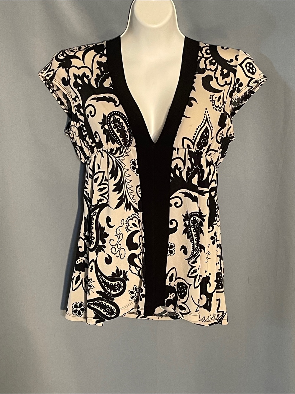 PINK Victoria's Secret Black & White V-Neck Paisley Print Top